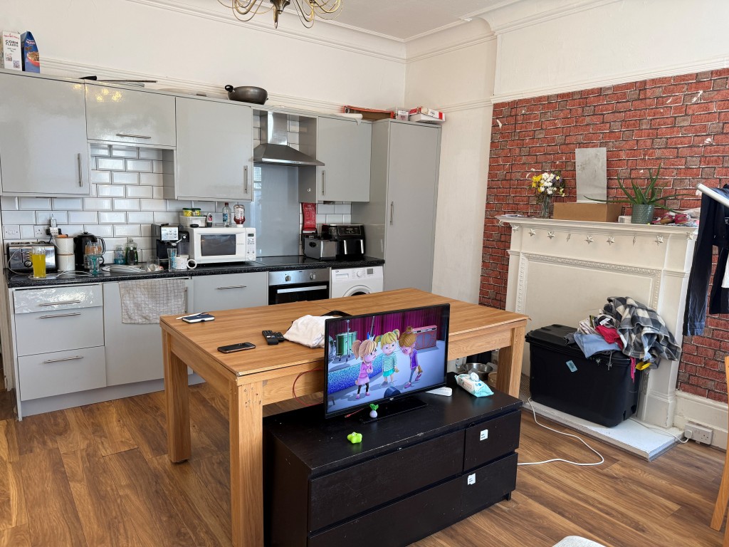 Lot: 71 - THREE-BEDROOM FLAT FOR INVESTMENT CLOSE TO SEAFRONT - Open plan kitchen living room